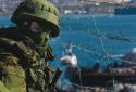 Российский солдат в Севастополе. 5 марта 2014. Associated Press/ Andrew Lubimov