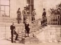 Семья императора Александра III на балконе Собственного сада Гатчинского дворца. 27 мая 1888 года. Фото: А. И. Смирнов. Royal Collection Trust Her Majesty Queen Elizabeth II
