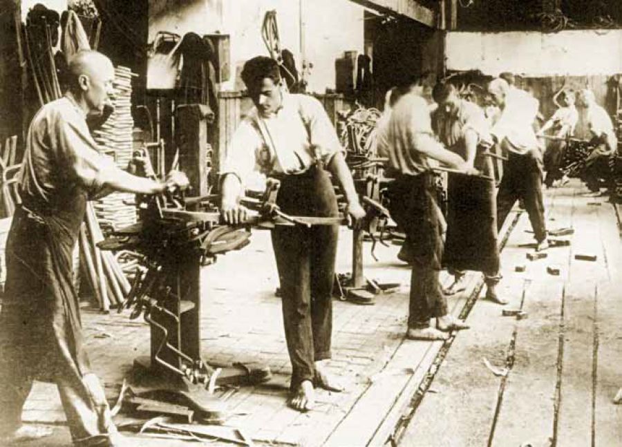 Производство стульев ТHONET в Быстице-под-Гостинем. 1921