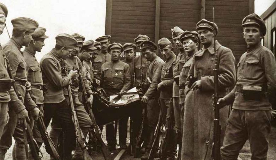 Солдаты Пензенской группы Чехословацкого корпуса рассматривают захваченный вымпел красного отряда. 29 мая 1918. VHÚ