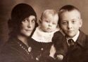 Моя бабушка Зинаида Ермакова-Василевская с детьми Милой и Левой