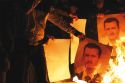 Горят портреты Башара аль-Асада. во время ночной демонстрации против режима 9 апреля 2012. Бинниш, Сирия. Джон Cantlie, Getty Images